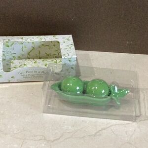Kate Aspen NIB Two Peas In A Pod Pair Salt and Pepper Shakers 1 X 3 1/2" Green